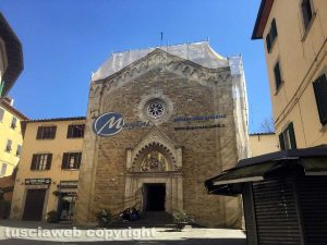 Il cantiere coperto raffigurante il monumento oggetto del restauro in provincia di Arezzo