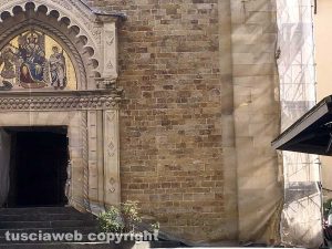 Il cantiere coperto raffigurante il monumento oggetto del restauro in provincia di Arezzo