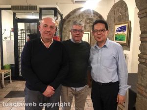 L'ambasciatore della Repubblica delle Filippine Nolasco con il prefetto Bruno e il proprietario del Labirinto Giovanni Uselli 