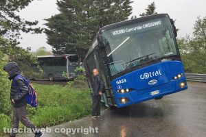 Bus finisce in una cunetta