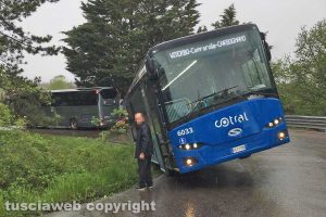 Bus finisce in una cunetta