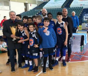 L'Asd Blu star seconda classificata con il sindaco Giovanni Arena