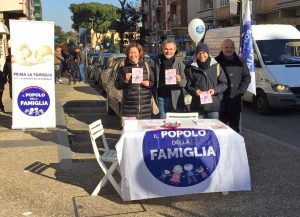 Viterbo - La raccolta firme del Popolo della famiglia