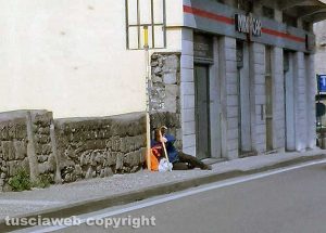 Viterbo - Anziano seduto a terra mentre aspetta l'autobus