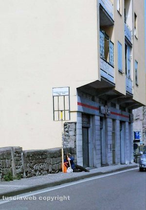 Viterbo - Anziano seduto a terra mentre aspetta l'autobus