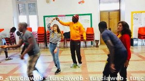 Viterbo - Il laboratorio di teatro con richiedenti asilo e italiani nel salone dell'oratorio della Verità
