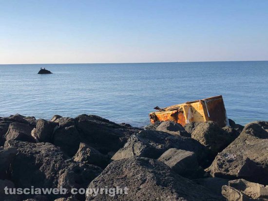Tarquinia - Rifiuti sulla spiaggia