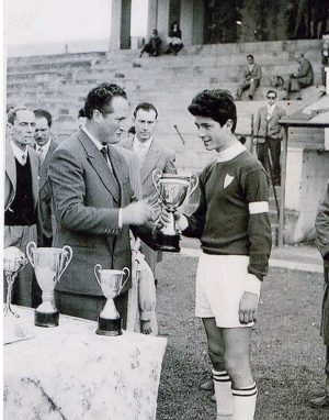 Sport - Calcio - Fernando Piciucchi dell'Ortana riceve la coppa Curti 1957 allo stadio Rocchi
