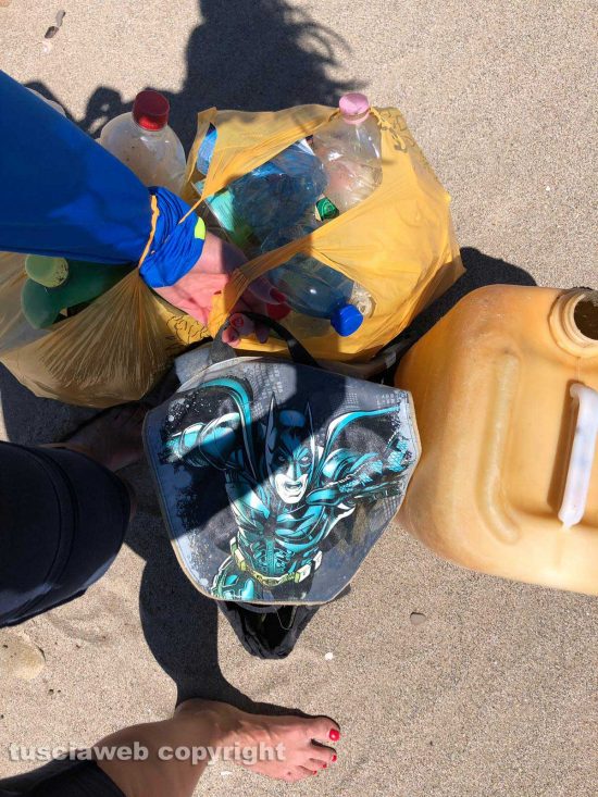 Tarquinia - Plastica raccolta sulla spiaggia