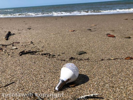Tarquinia - Una lampadina sulla spiaggia