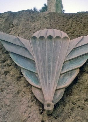 Viterbo - Monumento nazionale dedicato al paracadutista d'Italia - Lo stemma prima di essere lucidato