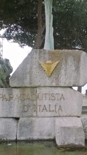 Viterbo - Lucidato lo stemma del Monumento nazionale dedicato al paracadutista d'Italia