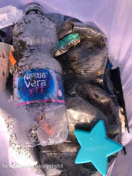 Tarquinia - Plastica sulla spiaggia