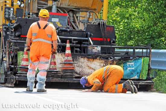 Viterbo - Cimina - Operai al lavoro per sistemare la strada