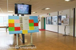Viterbo - I cartelli all'ingresso dell'Itt