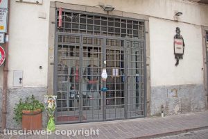 Viterbo - Omicidio in via San Luca - Il negozio di Norveo Fedeli sotto sequestro