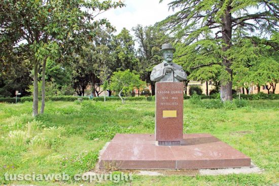 Viterbo - Pratogiardino - Il monumento a Cesare Dobici