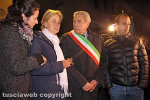 Viterbo - Il sindaco Giovanni Arena assieme ai familiari di Norveo Fedeli