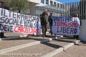 La protesta di fronte al tribunale per le Masse di San Sisto
