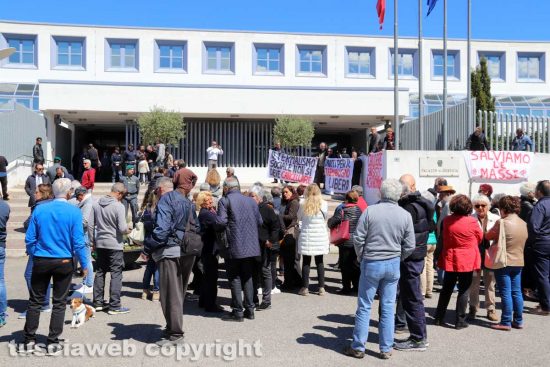 La protesta di fronte al tribunale per le Masse di San Sisto