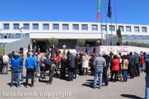 La protesta di fronte al tribunale per le Masse di San Sisto