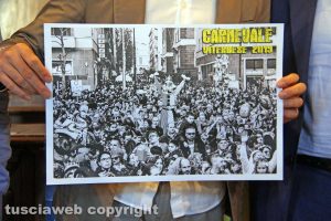 Viterbo - La foto "Trampoliere tra la folla"