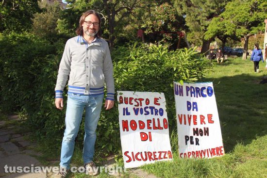 Viterbo - Il sit in al parco del Carmine