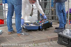 Viterbo - I rilievi della polizia scientifica al negozio Fedeli di via San Luca