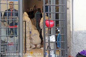 Viterbo - I rilievi della polizia scientifica al negozio Fedeli di via San Luca