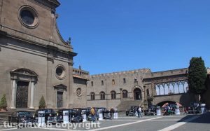 Viterbo - Le auto dei papi in mostra a piazza San Lorenzo