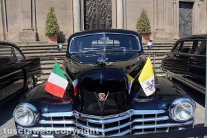 Viterbo - Le auto dei papi in mostra a piazza San Lorenzo