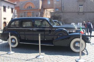 Viterbo - Le auto dei papi in mostra a piazza San Lorenzo
