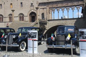 Viterbo - Le auto dei papi in mostra a piazza San Lorenzo