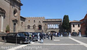 Viterbo - Le auto dei papi in mostra a piazza San Lorenzo
