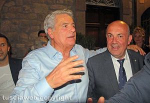 Il prefetto Giovanni Bruno festeggia la vittoria di Giovanni Arena