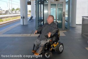  Tarquinia - Stazione - Gianni Parri davanti all'ascensore mai entrato in funzione