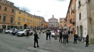 Civita Castellana - Piazza Matteotti - La gente in attesa di Matteo Salvini
