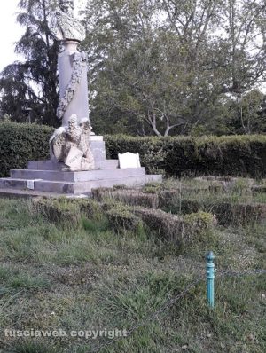 Viterbo - Erbacce e degrado a pratogiardino Lucio Battisti