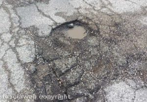 Viterbo - Via I Maggio - Buche e asfalto rovinato