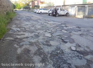 Viterbo - Via I Maggio - Buche e asfalto rovinato
