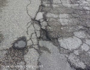 Viterbo - Via I Maggio - Buche e asfalto rovinato