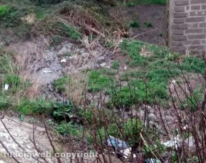 Viterbo - La tubatura segnalata nei pressi del ponte di Bagnaia 