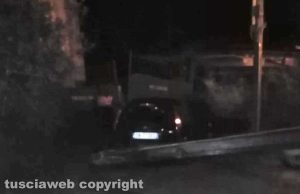 Viterbo - Auto sbanda e capotta