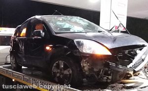 Viterbo - Auto sbanda e capotta