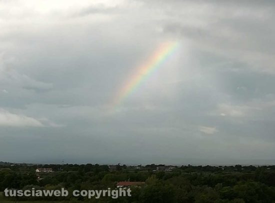 Viterbo - L'arcobaleno squarcia le nuvole