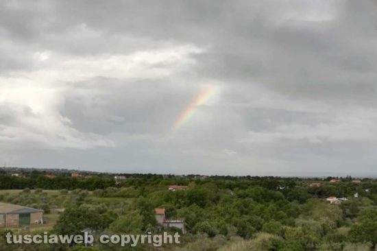 Viterbo - L'arcobaleno squarcia le nuvole