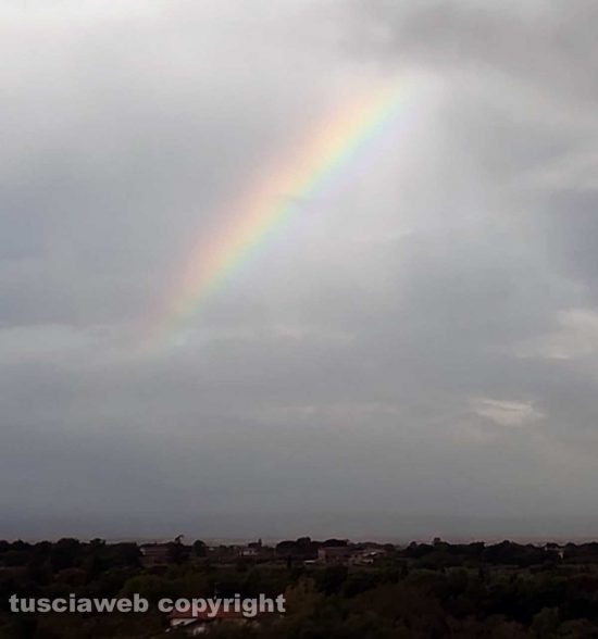 Viterbo - L'arcobaleno squarcia le nuvole