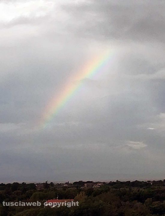 Viterbo - L'arcobaleno squarcia le nuvole