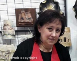 Viterbo - Una delle artigiane della città della ceramica