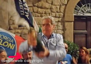 Il prefetto Giovanni Bruno (indicato dalla feccia) festeggia la vittoria di Giovanni Arena